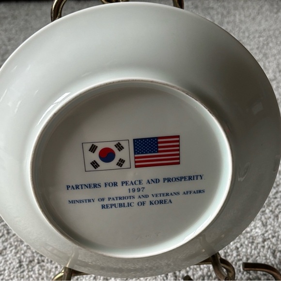 Elegant White Ceramic Plate with Artistic Design - Picture 5 of 6